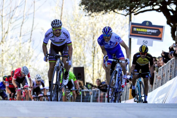 Cyklistika sú niekedy veľké šachy. Sagan plače na zlom piesočku